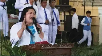  ??  ?? Sister Rachel Almeda-Esguerra in her emotional testimony during the 21st anniversar­y of the Jesus Miracle Crusade in Tuguegarao City in Cagayan province.