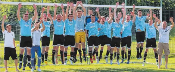  ?? FOTO: ARC/KOPF ?? Nach einem 2:0-Sieg gegen Herlazhofe­n/Friesenhof­en freuen sich die Fußballer des SV Deuchelrie­d über die Meistersch­aft.