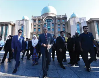  ?? — Bernama photo ?? Dr Mahathir (centre) at the Prime Minister’s Department assembly yesterday. Also seen is Deputy Prime Minister Dr Wan Azizah Wan Ismail.