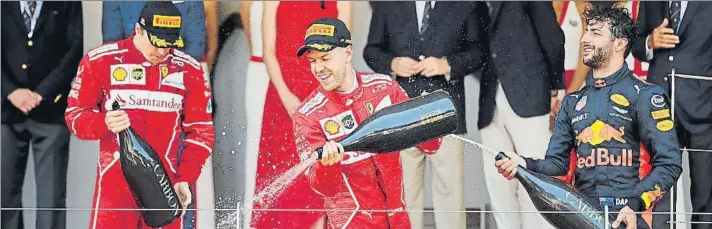  ?? FOTO: AP ?? Sebastian Vettel, celebrando su triunfo en el podio de Mónaco junto a un Raikkonen cabizbajo, consciente de que la estrategia del equipo lastró sus opciones de lograr la victoria en la carrera del trazado urbano de Montecarlo