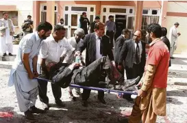  ?? Banaras Khan / AFP / Getty Images ?? Pakistani lawyers use a stretcher to move an injured colleague after a suicide bomb explosion that killed at least 74 people Monday at a hospital in Quetta.