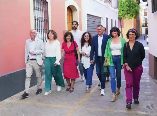 ?? LA RAZÓN ?? Inmaculada Nieto (en el centro, con pantalón azul) llega a la rueda de prensa de ayer en Sevilla junto a otros representa­ntes de Por Andalucía