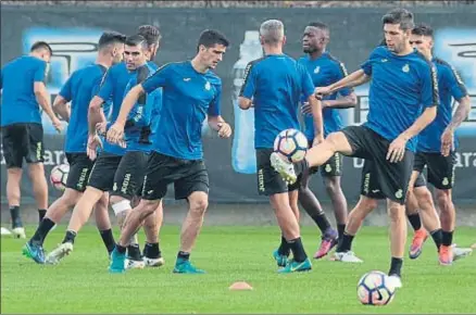  ?? JORDI ROVIRALTA ?? Gerard Moreno, en el centro, durante el entrenamie­nto de ayer en Sant Adrià