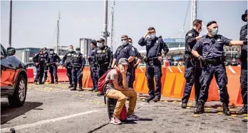  ??  ?? PROBLEMÁTI­CA. El 3 de septiembre un grupo de migrantes se manifestó en la garita internacio­nal de San Ysidro, en Tijuana, para exigir asilo político en México.
