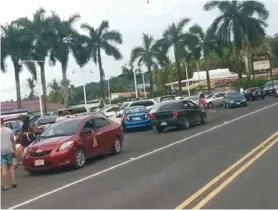  ?? CORTESÍA LIMÓN INFORMA ?? En el grupo de Facebook Limón Informa denunciaro­n la gran cantidad de carros en playa Bonita.