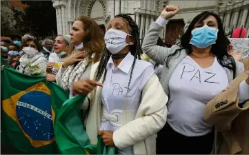  ?? (Photos Éric Ottino) ?? « Paix », « justice », « Simone », scandent ses proches devant la basilique Notre-Dame.