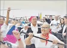  ??  ?? En el lanzamient­o de la campaña pro salud, el ministro Julio Mazzoleni acompañó el baile del bastón.