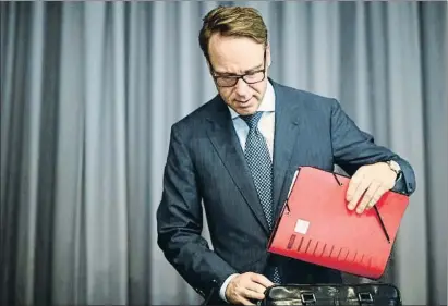  ?? HANNIBAL HANSCHKE / REUTERS ?? El presidente del Bundesbank, Jens Weidmann, pierde enteros para presidir el BCE