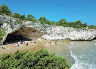  ??  ?? La baia dei Colombi a Vieste, una delle spiagge del Gargano