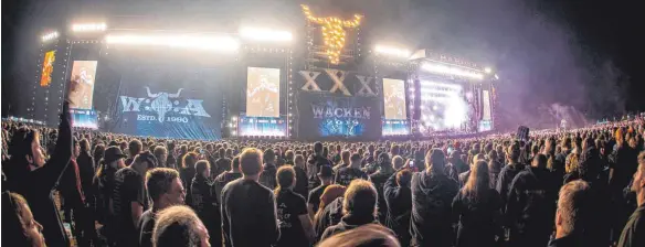  ?? FOTO: RAINER KEUENHOF/IMAGO IMAGES ?? Rund 75 000 Besucher kamen 2019 zum Wacken Open Air, mehr als 200 Bands traten auf. Dieses Jahr fand das Festival nur im Netz statt.