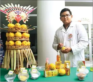  ?? ALLEX QOMARULLA/JAWA POS ?? BERNILAI JUAL: Mahasiswa Jurusan Farmasi UKWM Putu Anugerah Praditha berkreasi memanfaatk­an kulit lemon menjadi hand sanitizer.