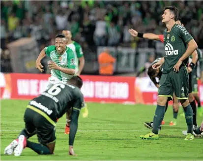  ?? FOTO ?? El festejo de la cancha, con los goles y la actuación de Andrés Ibargüen, se extendió luego a la calle con el recorrido de los hinchas celebrando el nuevo galardón verde.