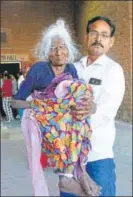  ?? HT ?? Dakha Devi, 114, is carried to a polling booth at Barkatulla­h Khan stadium in Jodhpur.