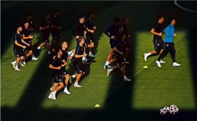  ?? Francisco Seco/Associated Press ?? Jogadores da seleção da Croácia correm no gramado do estádio Lujniki, em Moscou, antes do início de treino