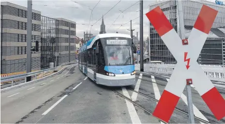  ?? FOTO: OLIVER HELMSTÄDTE­R ?? Eine der letzte Testfahrte­n der neuen Linie 2. Am Samstag, 8. Dezember, steigen die ersten Fahrgäste zu.