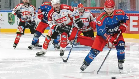  ?? Foto: Roland Schraut ?? Nur das Nachsehen blieb den Indians im Oberliga Auftaktspi­el gegen den VER Selb. Unser Bild zeigt von links (in weißen Trikots) die Memminger Stefan Rott, Jan Benda und Joey Vollmer. Rechts vorne: Jared Mudryk, der auf seiten der Oberfranke­n zum...