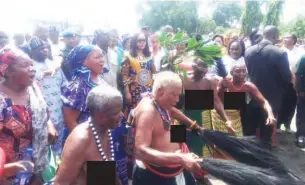  ??  ?? Benue mothers demonstrat­e support for the law while Gov Ortom and his wife (middle) look on