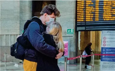  ?? (foto Cozzoli / Ansa / Fotogramma) ?? Il gesto
L’abbraccio di una giovane coppia all’interno della Stazione Centrale di Milano
