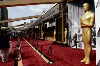  ?? REUTERS ?? OSCAR statues are placed along
the red carpet at Dolby Theater during preparatio­ns
leading up to today’s 88th Academy Awards in Hollywood,
California.