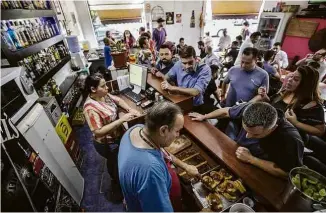  ??  ?? Clientes no bar em São Caetano do Sul (SP), que passou a lotar após sucesso do torresmo