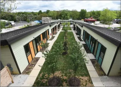  ?? (NWA Democrat-Gazette/J.T. Wampler) ?? The Twin Arch Apartments in Fayettevil­le, on the site of the old Twin Arch Motel at 525 College in Fayettevil­le, are available for rent after a lengthy renovation.