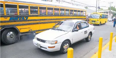  ?? FOTO: MELVIN CUBAS ?? Un bus amarillo de la ruta 7, un taxi y un rapidito de la ruta 2 y en el centro.