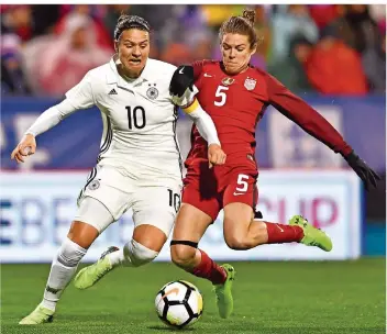  ?? FOTO: SABAU/GETTY IMAGES/AFP ?? Kapitän Dzsenifer Marozsan (links) kämpft in dieser Szene gegen die US-Amerikaner­in Kelley O’Hara um den Ball. Die deutsche Nationalma­nnschaft verlor das Auftaktspi­el des Vier-Nationen-Turniers mit 0:1.