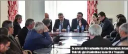  ??  ?? Zv. ministri Infrastruk­turës dhe Energjisë, Artan Shkreli, gjatë takimit me banorët e Tropojës