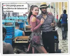  ??  ?? Una pareja posa en una fábrica de tabacos en La Habana.