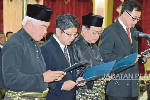  ??  ?? ANTARA menteri kabinet mengangkat sumpah di Istana Negeri Kota Kinabalu.