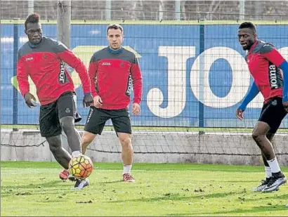  ?? MAITE CRUZ ?? Caicedo se entrenó ayer con el resto de la plantilla blanquiazu­l y viajó a Eibar, como Marco Asensio