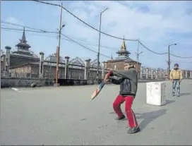  ?? WASEEM ANDRABI/HT PHOTO ?? Children play on an empty street during restrictio­ns in Srinagar on Friday.