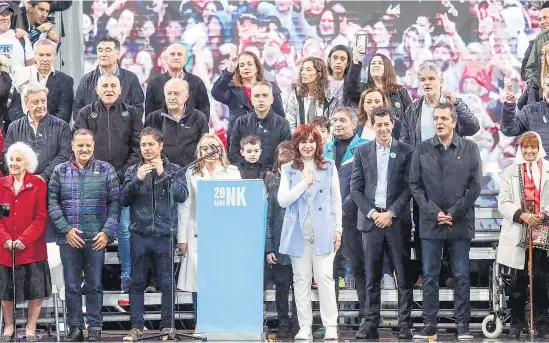  ?? I
Leandro Teysseire ?? Cristina Fernández de Kirchner en el escenario de Plaza de Mayo junto sus principale­s armadores electorale­s.