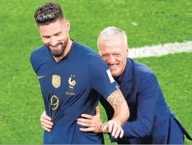  ?? TOLGA BOZOGLU / EP ?? Olivier Giroud celebra uno de sus dos goles ante un muy risueño Didier Deschamps.