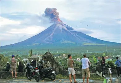  ?? ROMEO RANOCO / REUTERS ?? Residents watch the Mount Mayon volcano as it erupted again in Daraga, Albay province, the Philippine­s, on Thursday.