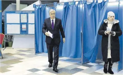  ?? AFP ?? Tokayev, al col·legi electoral d’Astanà on va emetre el seu vot, ahir.