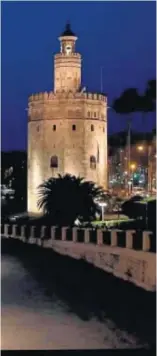  ??  ?? La Torre del Oro se sumó a ‘La Hora del Planeta’.