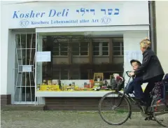  ?? (Sean Gallup/Getty Images) ?? EATING KOSHER in the royal palace: Kosher in Berlin, 2002. At the time, a police spokesman advised the city’s Jewish community against openly displaying Jewish symbols in light of recent attacks by young Arabs.