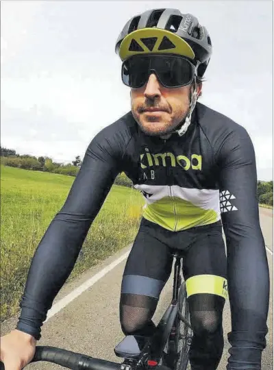  ?? @FERNANDOAL­O_OFICIAL ?? Fernando Alonso, en una de les seves sortides amb bicicleta, el mes d’octubre.