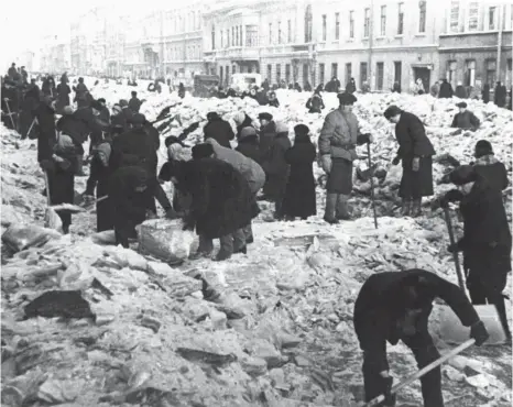  ?? FOTO: IMAGO IMAGES ?? Winter 1942: Überall in Leningrad hebt die Bevölkerun­g tiefe Gruben aus, während die Stadt von deutschen Truppen umzingelt ist.