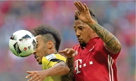  ?? FOTO: HOPPE/DPA ?? Es dürfte ein Schlüsseld­uell heute werden: Kann Jérôme Boateng (rechts) den Dortmunder Angreifer Pierre-Emerick Aubameyang stoppen?