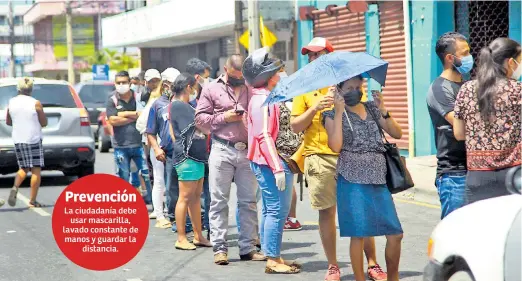  ??  ?? RESPONSABI­LIDAD. Las autoridade­s piden a la población que para evitar más contagios cumplan con las medidas de biosegurid­ad.