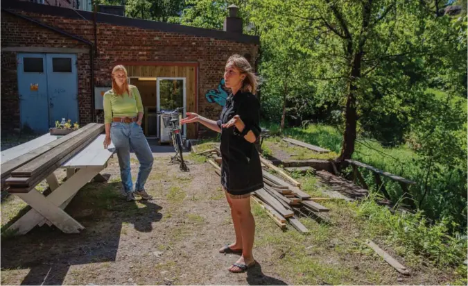  ?? FOTO: KRISTIN ELLEFSEN ?? Henriette Wulff (t.h) og Madeleine Noraas nyter sommersola i det som blir et av uteområden­e i helt nye vinbaren som åpner på Grim denne sommeren.