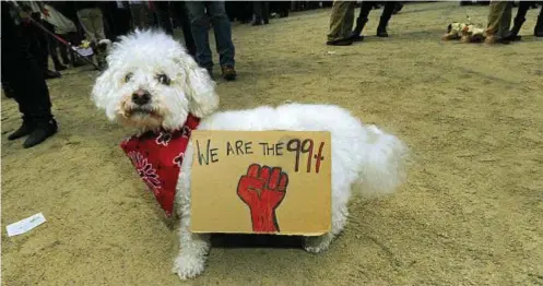  ??  ?? OCCUPY WALL STREET Scendere in piazza a volte è un modo per portare a spasso il proprio ego