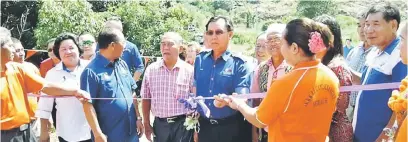  ??  ?? RASMI: Dr Rundi (tengah) memotong reben sebagai simbolik kepada perasmian jalan masuk ke Rumah Gani Lansam, Sungai Sebangat, semalam. Turut kelihatan Jenny (dua kiri).