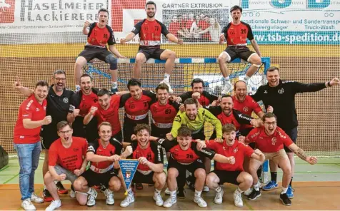  ?? Foto: Dunstheime­r ?? In der Bezirksobe­rliga unbesiegt Meister und Landesliga-Aufsteiger: die Handballer des TV Gundelfing­en.