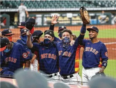  ?? KarenWarre­n / Staff photograph­er ?? Astros first baseman Yuli Gurriel and outfielder Josh Reddick wave to the fan cutouts at Minute Maid Park.