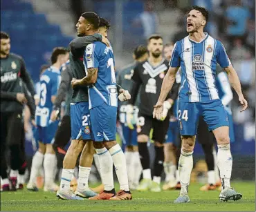  ?? FOTO: GETTY ?? Los jugadores del Espanyol, eufóricos y muy emocionado­s tras vencer al Getafe en un partido a vida o muerte