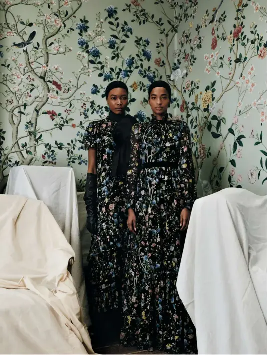  ??  ?? The De Gournay wallpaper mirrors Erdem’s capsule collection in the same prints