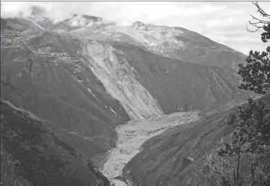  ?? YANG JUAN / CHINA NEWS SERVICE ?? The Jinsha River is blocked by a landslide, giving rise to a barrier lake in Qamdo, the Tibet autonomous region, on Thursday.